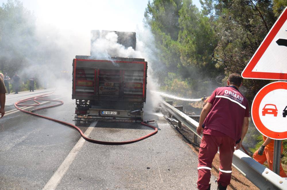 Konya’dan yola çıktı, patlayan lastik TIR'ı yaktı 2